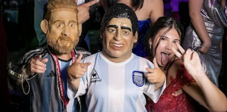 Artistas caracterizados de Messi y Maradona posando con una invitada en plena fiesta