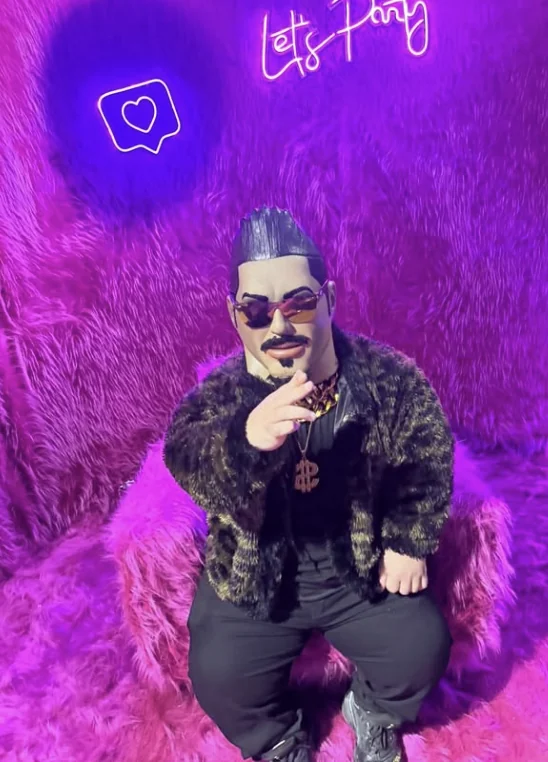 Artista caracterizado de Ricky Fort en el sector de fotos de un salón
